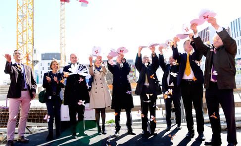 PosepremierepierreNaturalSquare