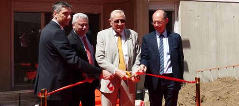 Philippe Meunier, Directeur de SLCI Promotion, Pascal Parent, Directeur Général du Groupe Amallia, Michel Forissier, Maire de Meyzieu, et Pierre Bonnet, président de SLCI Promotion inaugurant la résidence « Le jardin de Flore » à Meyzieu. 