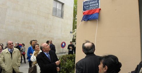 Gérard Collomb dévoile, en présence du Cardinal Philippe Barbarin, et d'Alexandrine Pesson, maire du cinquième arrondissement, la plaque de l'esplanade Saint Pothin. (SDH/Lyon Pôle Immo)